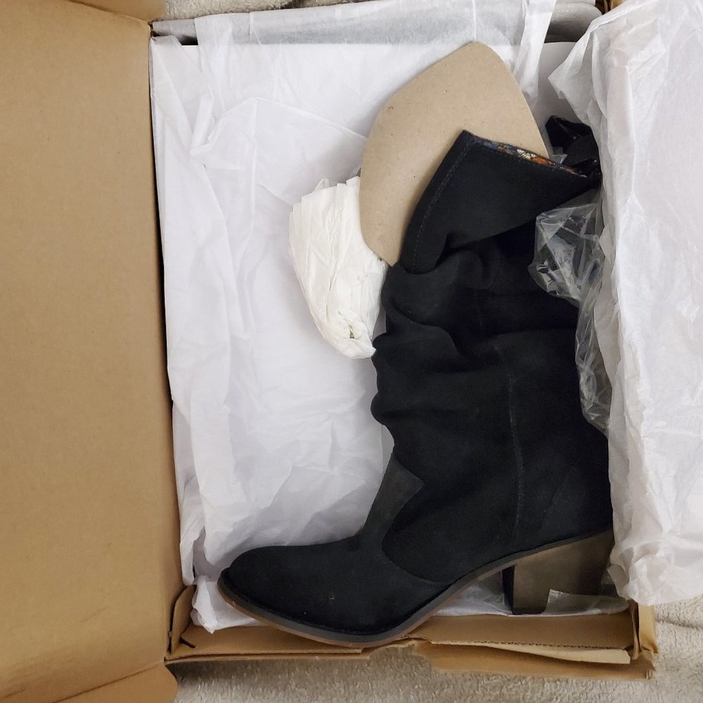 Brand new American Eagle Suede chunky heel boots